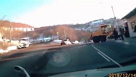 俄羅斯鏟雪車撞死路人（圖／翻攝自每日郵報）