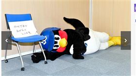 燕九郎躺在地上打滾。（圖／翻攝自DailySports）