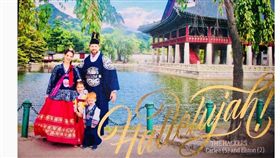 ▲美國投手Eric Hacker全家穿韓服像韓國球迷說耶誕快樂。（圖／截自IG）