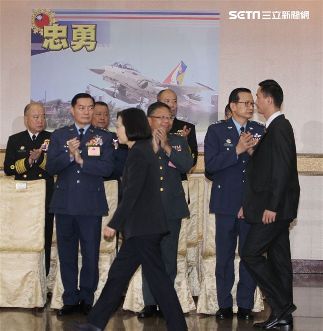 總統蔡英文向晉任將官握手致意。（記者邱榮吉/攝影）