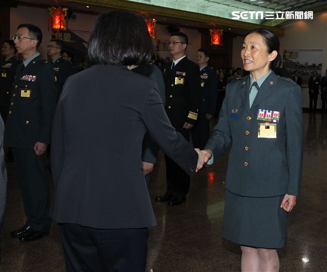 總統蔡英文向晉任將官握手致意。（記者邱榮吉/攝影）