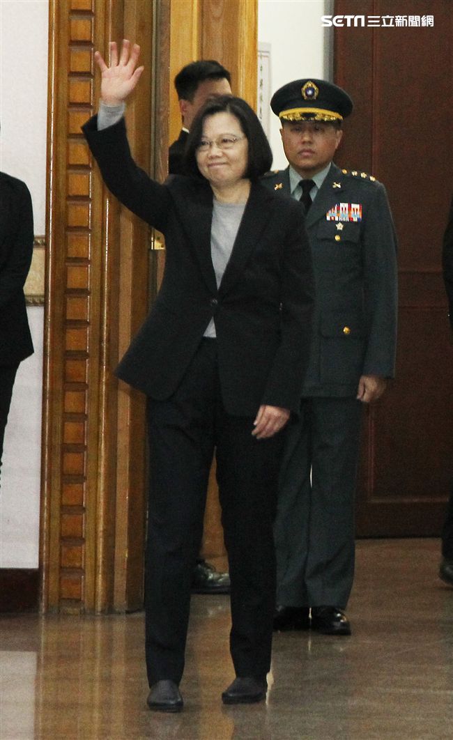 總統蔡英文向晉任將官握手致意。（記者邱榮吉/攝影）