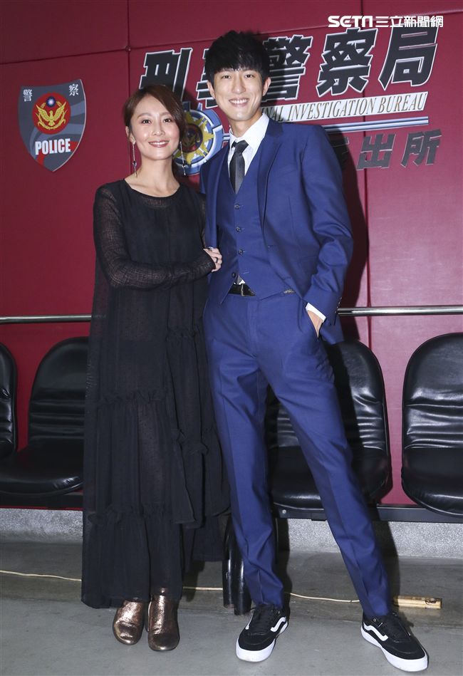 三立新八點華劇「必勝大丈夫」劇中警局片場採訪，林昀希與邱昊奇。（記者林士傑/攝影）