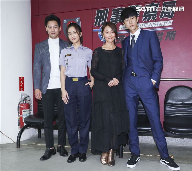 三立新八點華劇「必勝大丈夫」劇中警局片場採訪，周孝安、周曉涵、林昀希、邱昊奇。（記者林士傑/攝影）