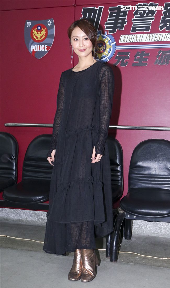 三立新八點華劇「必勝大丈夫」劇中警局片場採訪，飾演黃家二女兒黃天虹的林昀希。（記者林士傑/攝影）