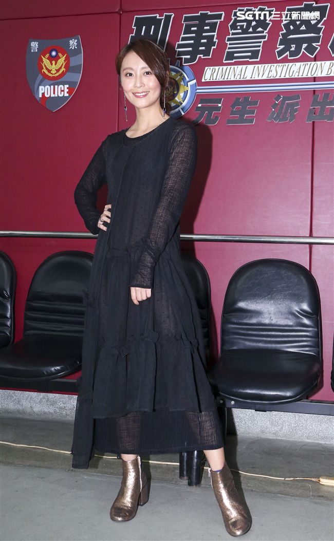 三立新八點華劇「必勝大丈夫」劇中警局片場採訪，飾演黃家二女兒黃天虹的林昀希。（記者林士傑/攝影）