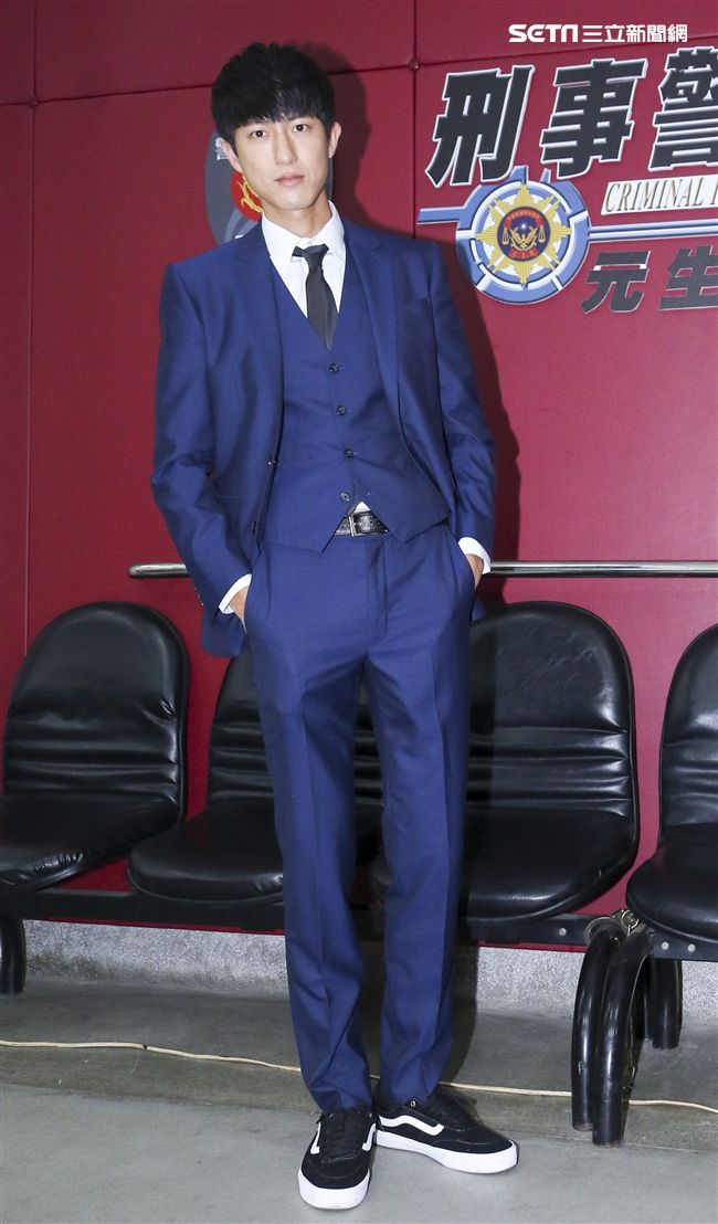 三立新八點華劇「必勝大丈夫」劇中警局片場採訪，飾演律師鄧子澄的邱昊奇。（記者林士傑/攝影）