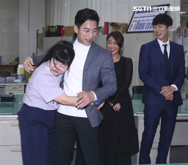 三立新八點華劇「必勝大丈夫」劇中警局片場採訪，示範女警壓制嫌犯的奇招。（記者林士傑/攝影）