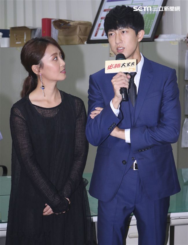 三立新八點華劇「必勝大丈夫」劇中警局片場採訪。（記者林士傑/攝影）