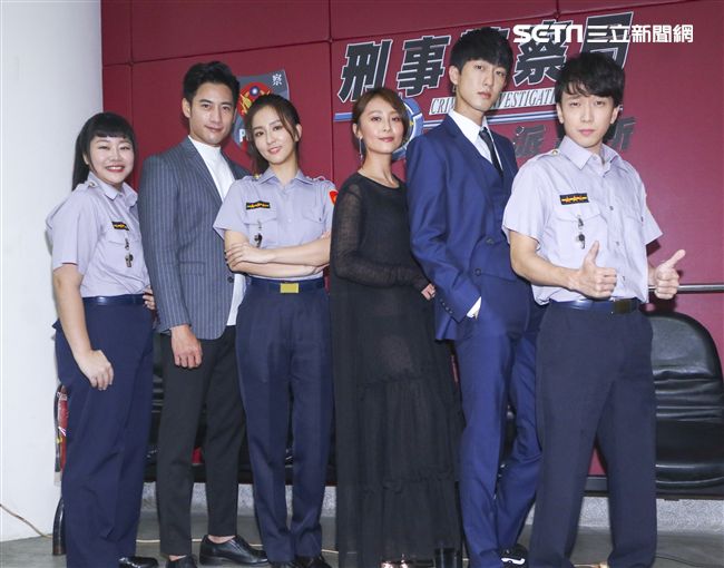 三立新八點華劇「必勝大丈夫」劇中警局片場採訪，全體演員合照。（記者林士傑/攝影）