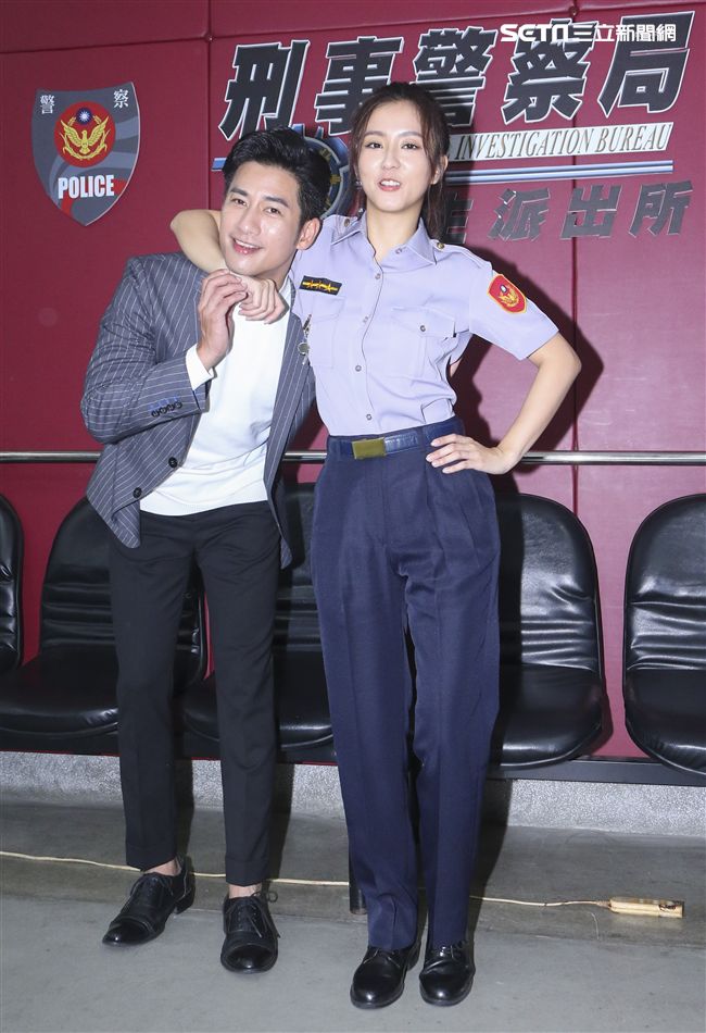 三立新八點華劇「必勝大丈夫」劇中警局片場採訪，周孝安與周曉涵。（記者林士傑/攝影）
