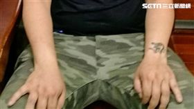 馬男清晨前往自助洗衣店閒晃，瞥見王女正在打瞌睡，趁隙偷走對方的後背包，卻因左手腕刺青太過好認被逮（翻攝畫面）