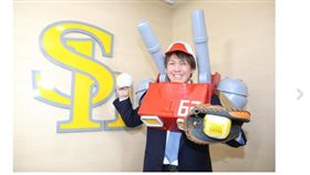 甲斐拓也裝扮成「甲斐加農砲」。（圖／翻攝自日刊體育）
