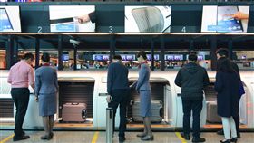 桃機再增行李託運自助櫃檯專區桃園國際機場公司20日表示，為持續邁向標竿機場智慧化、自動化目標，優化旅客報到速率並強化服務品質，桃機第二航廈3樓出境大廳南側第16、17號的自助行李託運櫃檯專區正式上線，歡迎旅客多加利用。中央社記者邱俊欽桃園機場攝　107年12月20日