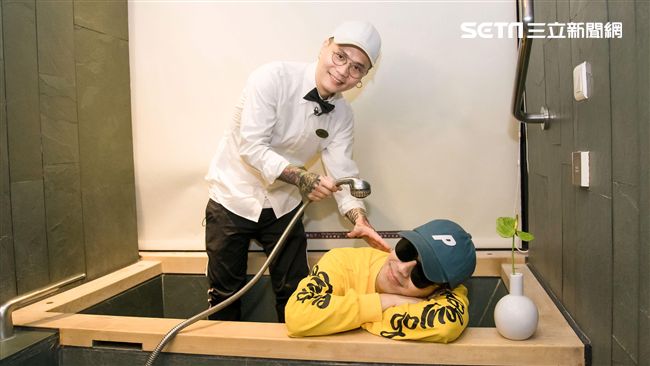 兄弟來挺！蕭秉治化身管家遭求陪泡澡