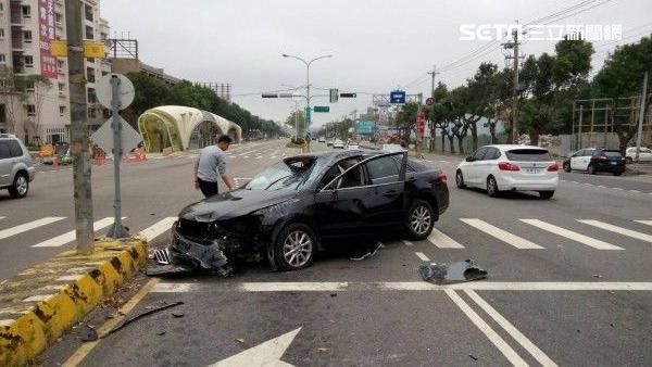 自撞慘彈出車外　路過警揭案情不單純