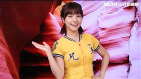 中信兄弟啦啦隊女神峮峮耶誕跨年禮開箱。（記者邱榮吉/攝影）