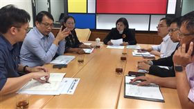 雲林開設非洲豬瘟緊急應變中心雲林縣長張麗善（中）26日晚間召集副縣長謝淑亞（左3）、秘書長張志銘（右3）及農業、環保等主管開會，研商禁用廚餘配套措施及開設緊急應變中心。（雲林縣政府提供）中央社記者葉子綱傳真　107年12月26日