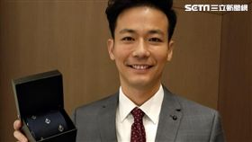 時尚的主播劉傑中送三立網友時尚領帶當新年禮。（圖／艾迪昇提供）