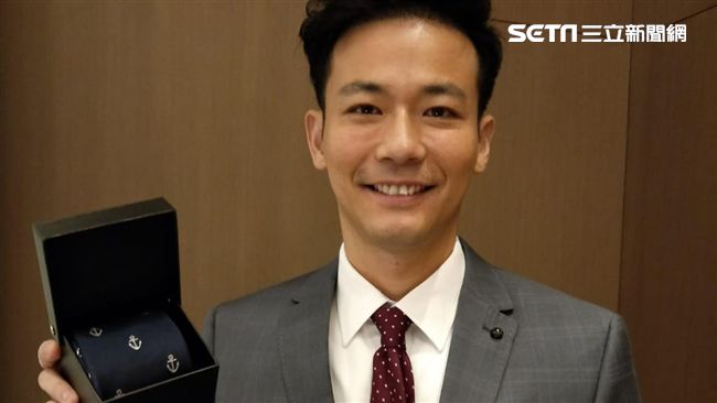 男星主持時尚星光　連送新年禮也有型