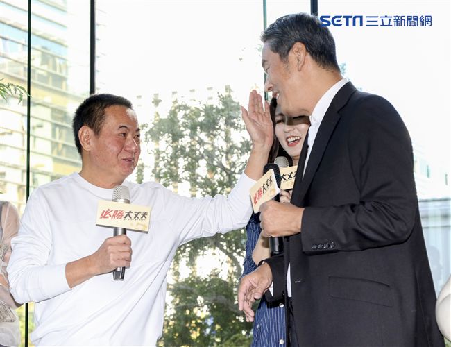 三立新八點華劇「必勝大丈夫」前世情人真心話記者會，蔡振南與周曉涵父親見面。（記者林士傑/攝影）