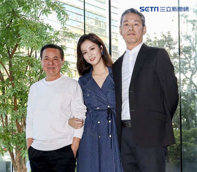 三立新八點華劇「必勝大丈夫」前世情人真心話記者會，蔡振南與周曉涵及周爸爸合影。（記者林士傑/攝影）