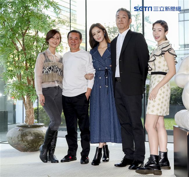 三立新八點華劇「必勝大丈夫」前世情人真心話記者會，蔡振南及劇中三位女兒周曉涵、林昀希、陳天仁及周曉涵爸爸合影。（記者林士傑/攝影）