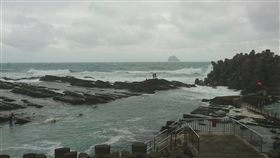 外木山晨泳遭浪捲走　搜救人員橡皮艇救援　圖／翻攝畫面
