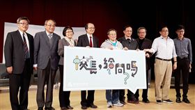 台大校長8候選人首同台台大學生會19日舉行「校長，給問嗎？」校長候選人座談，8名候選人陳銘憲（左起）、王汎森、周美吟、陳弱水、張慶瑞、吳瑞北、吳誠文、管中閔首次同台。中央社記者許秩維攝　106年12月19日