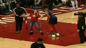 NBA／威少意外撞飛小隻馬正妹歌手
NBA,奧克拉荷馬雷霆,Russell Westbrook,Sarah Grace
翻攝自推特