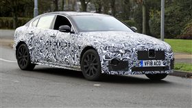 2019年Jaguar XE偽裝車。（圖／翻攝motorbox網站）