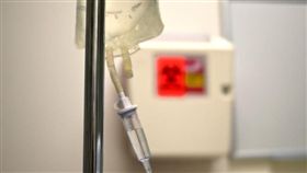 -生病-病房-醫院-吊點滴-圖／攝影者marissa anderson, flickr CC License(https://www.flickr.com/photos/mpa/4718795741/)
