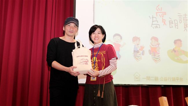 五月天石頭　驚喜現身公益單位