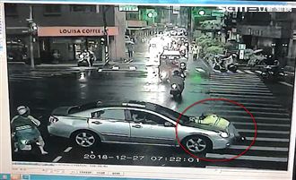 不服指揮還硬闖　義交賣命阻他竟衝撞