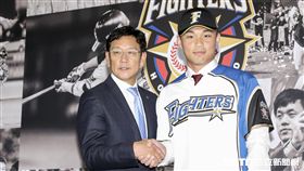 台灣強打王柏融與日本職棒火腿隊簽約，王柏融穿上新球衣與日本火腿球團監督栗山英樹合影。（資料照／記者林士傑攝影）