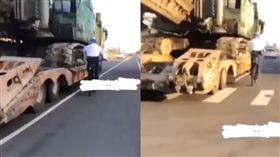 傳教士騎單車手搭在大型吊車前進。（圖／翻攝黑色豪門企業）