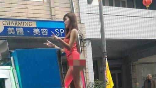 鋼管辣妹大露翹臀！男猛看惹怒老婆