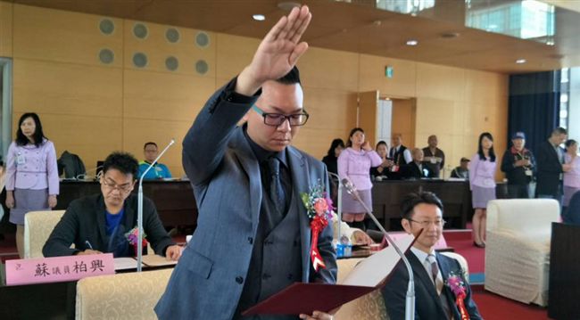 議員議場無聊玩手遊　遭網友灌爆臉書