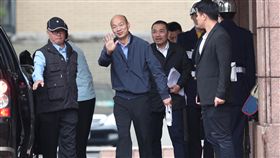 六都首長列席行政院院會（2）新任六都市長27日列席行政院院會，高雄市長韓國瑜（左2）會後向媒體打招呼。中央社記者吳家昇攝  107年12月27日