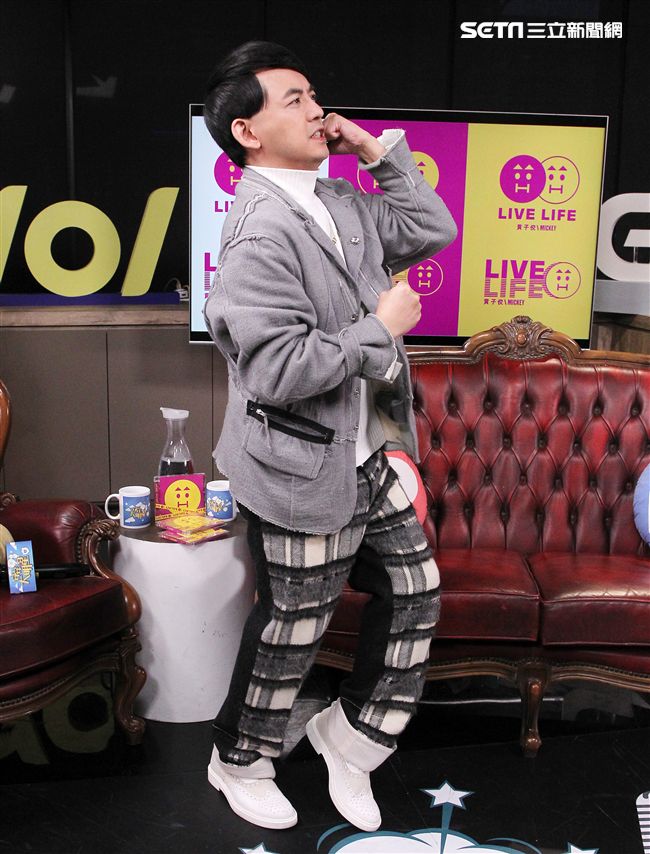 主持一哥黃子佼首張個人專輯終於要問世，來安安大明星直播現場演唱好聽歌曲。（記者邱榮吉/攝影）