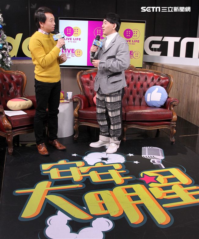 主持一哥黃子佼首張個人專輯終於要問世，來安安大明星直播現場演唱好聽歌曲。（記者邱榮吉/攝影）