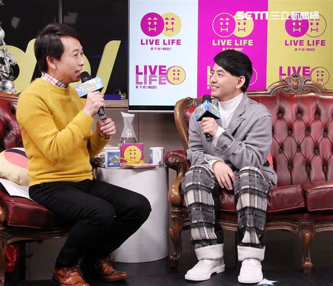 主持一哥黃子佼首張個人專輯終於要問世，來安安大明星直播現場演唱好聽歌曲。（記者邱榮吉/攝影）