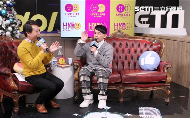 主持一哥黃子佼首張個人專輯終於要問世，來安安大明星直播現場演唱好聽歌曲。（記者邱榮吉/攝影）