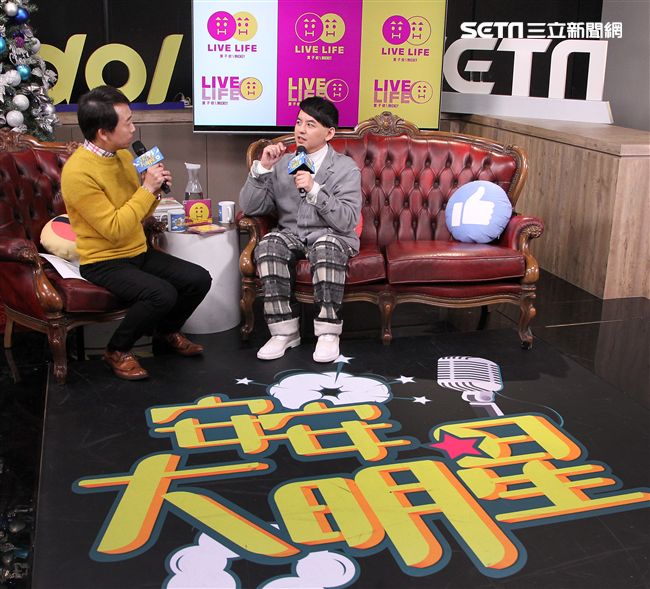 主持一哥黃子佼首張個人專輯終於要問世，來安安大明星直播現場演唱好聽歌曲。（記者邱榮吉/攝影）