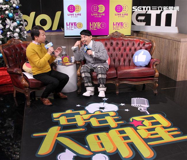 主持一哥黃子佼首張個人專輯終於要問世，來安安大明星直播現場演唱好聽歌曲。（記者邱榮吉/攝影）