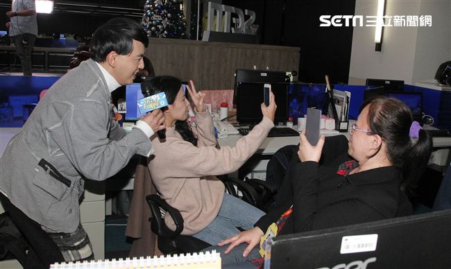 主持一哥黃子佼首張個人專輯終於要問世，來安安大明星直播現場演唱好聽歌曲。（記者邱榮吉/攝影）