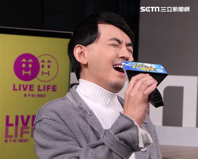 主持一哥黃子佼首張個人專輯終於要問世，來安安大明星直播現場演唱好聽歌曲。（記者邱榮吉/攝影）