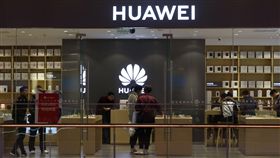 華為新年致詞：不公平把我們逼向世界第一
中國電訊設備巨頭華為公司27日發表新年致詞時說，「
不公平把我們逼向世界第一」，並指今年營收預計達
1085億美元，年增21%。圖為上海陸家嘴中心的華為門
市。
中央社記者陳家倫上海攝  107年12月27日