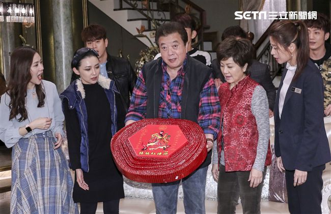 炮仔聲首播開紅盤，陳志強、吳東諺、陳冠霖、楚翔、王宇婕、陳子玄、林在培、劉秀雯、李燕收到大禮炮感到驚訝。（記者林士傑/攝影）