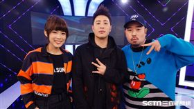 潘瑋柏赴《完全娛樂》宣傳《Alpha創使者世界巡迴演唱會》，接受主持人宇宙及阿達的訪問。